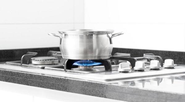 Pompierii au îndepărtat oala de pe aragaz şi au acţionat pentru evacuarea fumului din apartament şi de pe casa scării.