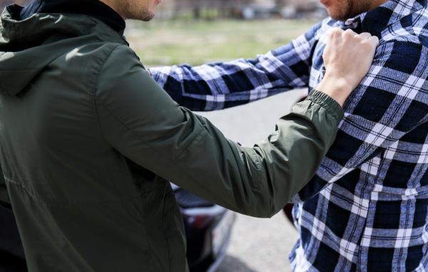 bataie intre doi barbati