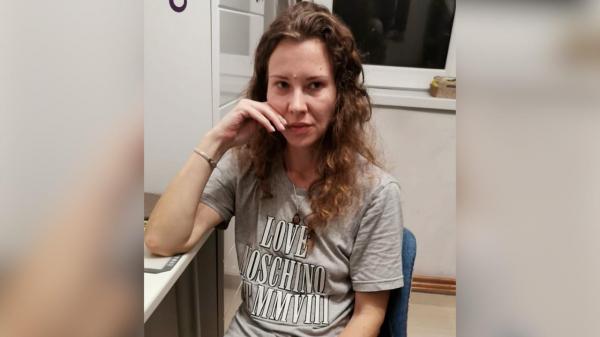 Mama din Constanța, care alerga pe străzi cu fetița înfășurată în cearșaf, a dispărut. Tânăra a fugit de tatăl ei, care urma să o ducă la o clinica de psihiatrie