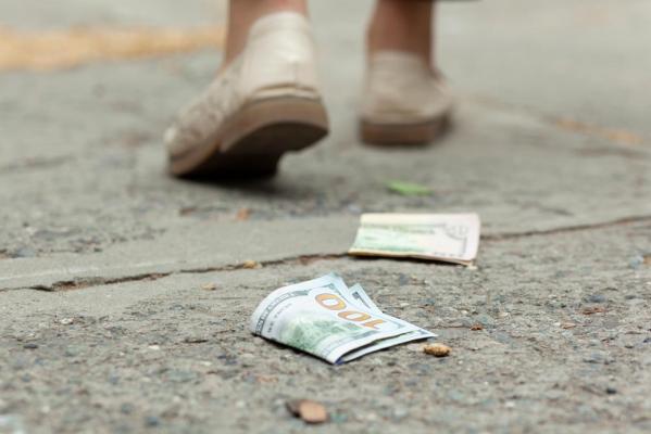 Un elev de 17 ani din Zalău a găsit peste 3.000 de euro şi un card bancar pe stradă în timp ce se îndrepta spre şcoală. Ghinionistul care i-a pierdut habar nu avea
