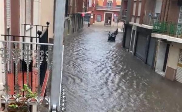 Au fost străzi inundate, garaje subterane şi beciuri. Pompierii au fost puternic mobilizaţi pentru a extrage pasagerii din maşini