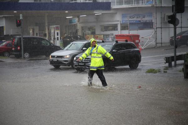 Zeci de mii de case din Australia, fără curent după o furtună puternică. Rafalele de vânt au depășit 100 de km/h
