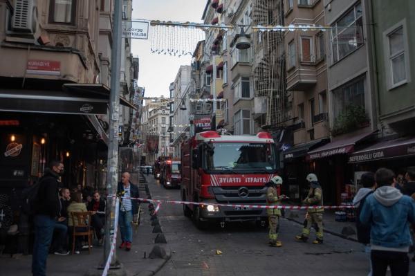 Explozia de la Istanbul este considerată un act terorist, anunță liderii turci. O femeie "atacator" a detonat bomba în apropiere de Piața Taksim