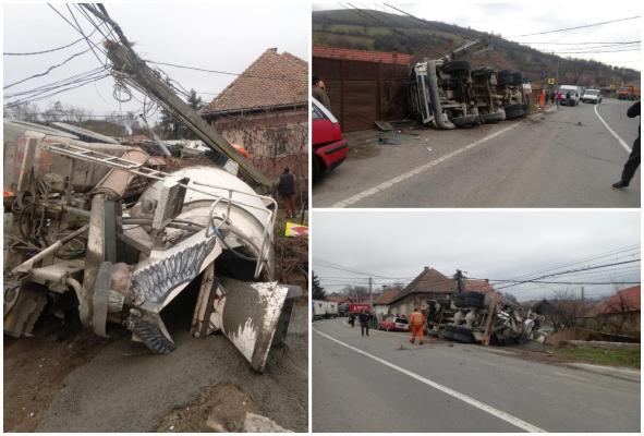 Un şofer de TIR a murit, după ce a lovit un stâlp de electricitate şi s-a răsturnat în Covasna