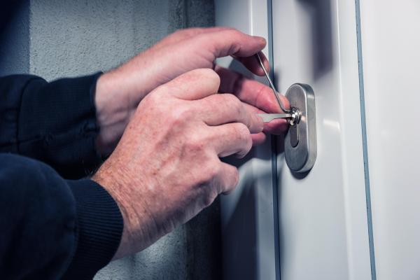 Cum au furat doi tineri bunuri de 20.000 de lei dintr-o şcoală din Maramureş
