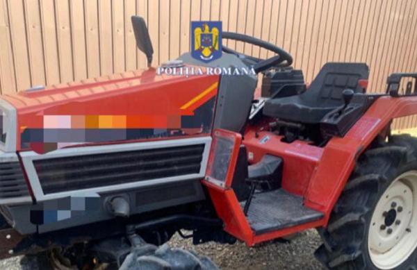 Tractor furat din Olanda, găsit de poliţişti în faţa unui porti din Târgu-Neamţ