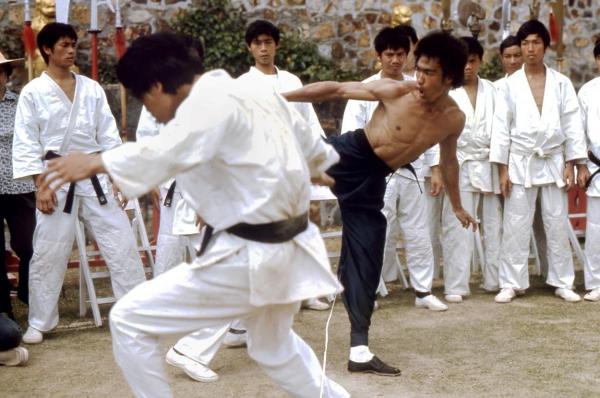 Bruce Lee ar fi murit pentru că a băut prea multă apă. Concluziile surprinzătoare ale unui studiu