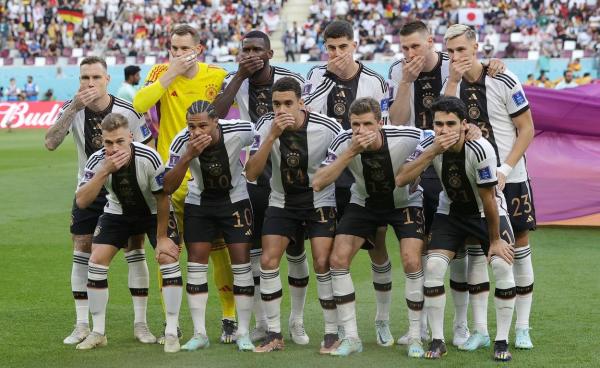 Protestul cu mâna la gură al nemţilor, criticat după înfrângerea ruşinoasă cu Japonia: Suntem aici pentru fotbal, nu mesaje politice
