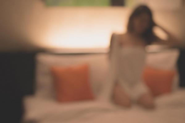 Un român judecat în Italia pentru că și-a obligat soția să se prostitueze. Bărbatul își fotografia soția în ipostaze indecente pentru a atrage clienți