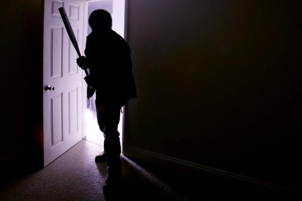 Bătrân cu o bâtă