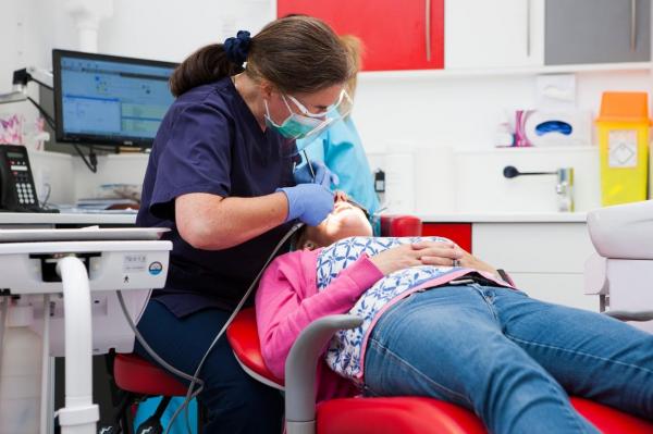 O femeie din Torino a murit pe scaunul stomatologului, imediat după anestezie. Maria venise pentru un implant