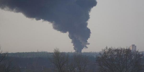 Incendiu uriaş la un depozit de produse petroliere din Rusia. Aproape 100 de pompieri, 30 de autospeciale şi elicoptere intervin pentru stingerea focului