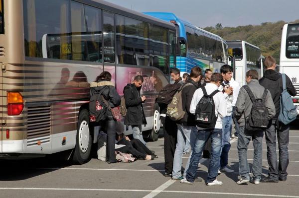 Șoferul unui autobuz școlar a fost concediat pentru că lăsa elevii în fața casei. Compania îl acuză de iresponsabilitate; părinții sunt revoltați