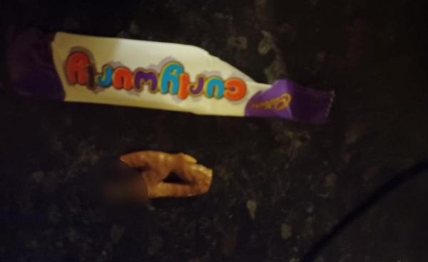 Ce a găsit în interiorul batonului de ciocolată pe care l-a primit la colindat de Halloween