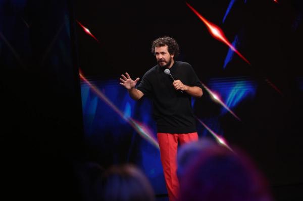 Stand-Up Revolution, de la 20:30, la Antena 1: Costel deschide cea mai nouă ediţie