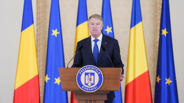 Persoanele condamnate definitiv pentru infracţiuni săvârşite cu intenţie nu pot candida în funcţii publice. Legea, promulgată de Iohannis