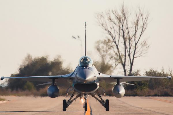 Forțele Aeriene Române execută zboruri la înălțimi mici cu aeronave F-16, în sud-estul țării.