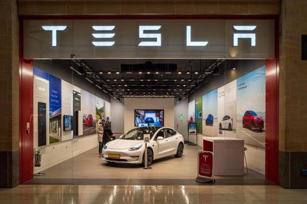 Elon Musk şi-a vândut acţiuni Tesla în valoare de 4 miliarde de dolari