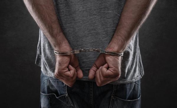 Un tânăr de doar 19 ani este acuzat că a violat o bătrână de 79 de ani, care locuia singură în judeţul Hunedoara