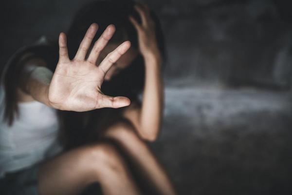 Fetiţă de doar 9 ani din Dolj, violată de propriul bunic. Bărbatul de 67 de ani, arestat pentru 24 de ore