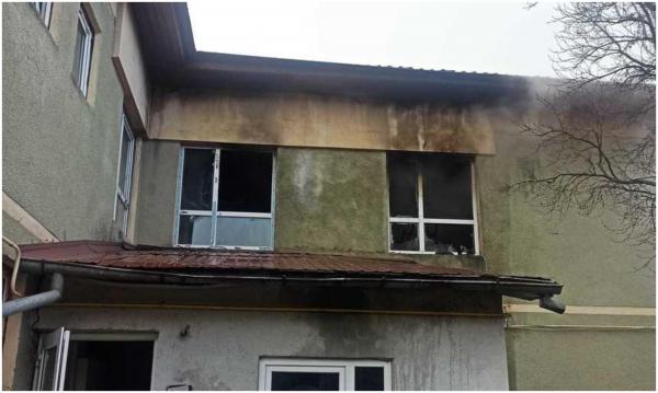 Doi bărbaţi au ajuns la spital cu arsuri, după ce adăpostul social în care stăteau a luat foc, în Vaslui. Pompierii au evacuat şase persoane