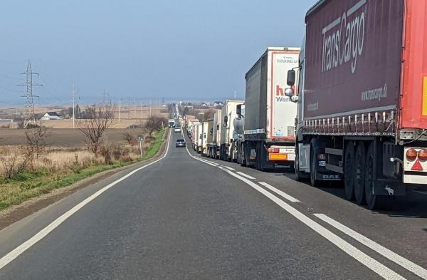 Coada de TIR-uri care așteaptă să iasă din țară prin Vama Siret a ajuns la aproape 25 de kilometri