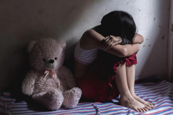 Un vâlcean cu HIV și-a violat verișoara în vârstă de 12 ani. Agresorul a fost trimis în judecată