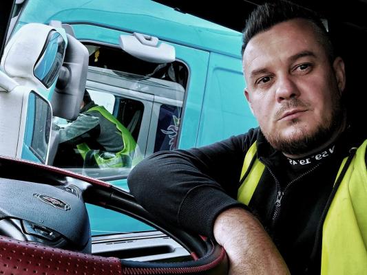 "Vom continua să umplem de șpăgi buzunarele vameșilor". Revolta unui șofer de TIR, după eșecul Schengen