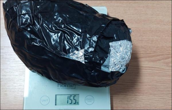 Un vâlcean transporta cu maşina aproape un kilogram de canabis şi 30 grame de cocaină. Bărbatul, prins în flagrant de poliţişti