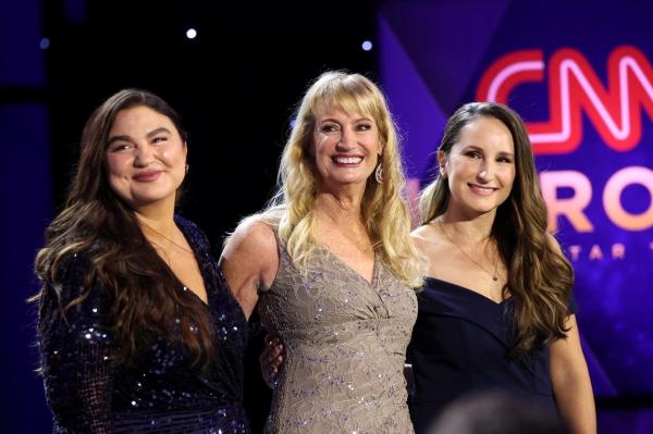 Vanja Contino, Tracy Peck şi Ayda Zugay