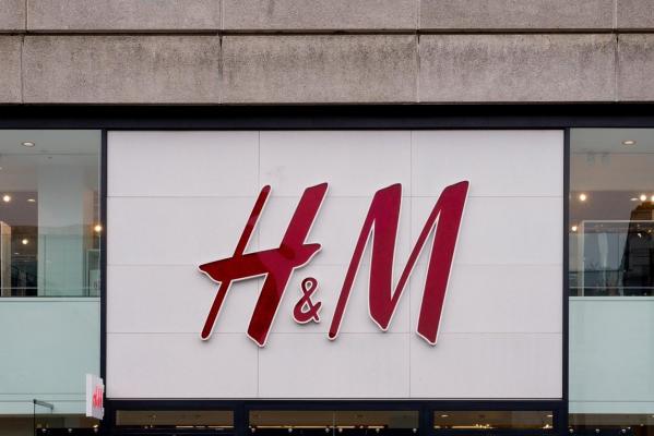 H&M anunță că mii de angajați vor primi un bonus de 500 de euro