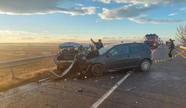 Trei persoane au ajuns la spital, după ce două mașini s-au ciocnit pe o șosea din Buzău