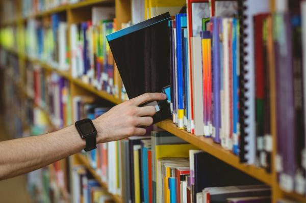 "Când nu-ţi plac cărţile, fugi de ele". O femeie din Vaslui a preferat închisoarea în locul a 60 de ore de muncă într-o bibliotecă