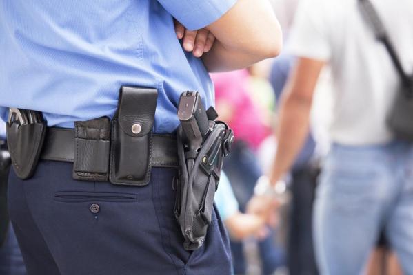 Și-a păcălit iubita că este polițist, timp de 11 ani. Femeia a aflat abia după despărțire, când a apelat la „colegii” bărbatului pentru că o hărțuia, în Italia