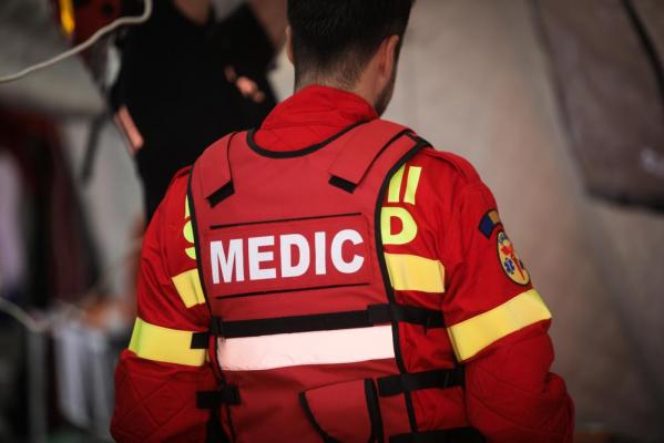 O copilă de 7 ani din Vaslui, în stare gravă după ce a fost lovită de o maşină. Bunica fetei a suferit un şoc