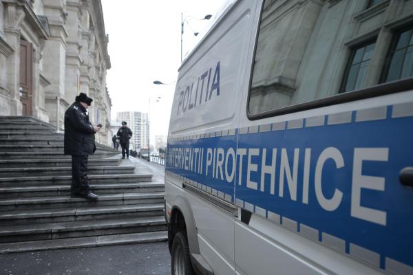 Membrii ai Biroului Pirotehnic al IGPR desfasoara activitati specifice unei alerte cu bomba