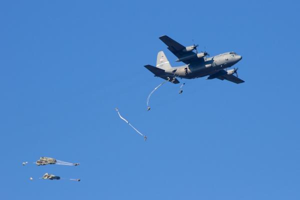 soldați din Divizia 82 Aeropurtată, în timpul parașutării
