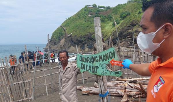 Indonezieni care meditau pe plajă, ţinându-se de mână, luaţi de valuri în miez de noapte. Cel puţin 10 au murit înecaţi