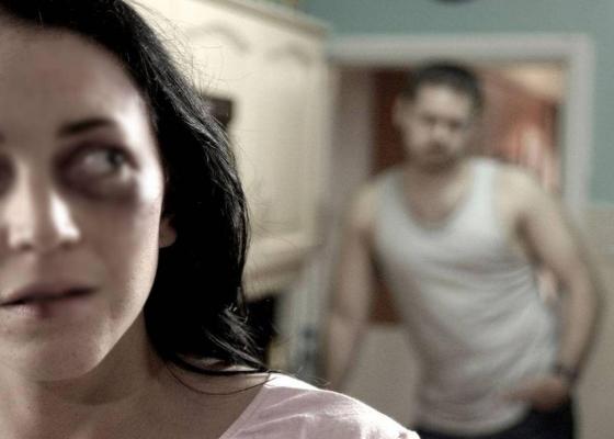 Femeie la un pas de moarte după ce a primit în casă un bărbat fără adăpost, în SUA. Modul cumplit în care a atacat-o