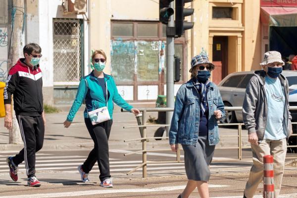 Masca în exterior este neconstituțională. Decizia luată de CCR în cazul OUG 192/2020
