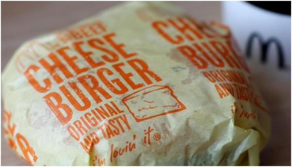 Femeia spune că a renunţat la fast-food