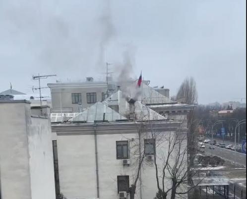 Ce se întâmplă la Ambasada Rusiei din Kiev: o coloană de fum negru iese pe coşul reprezentanţei diplomatice - VIDEO