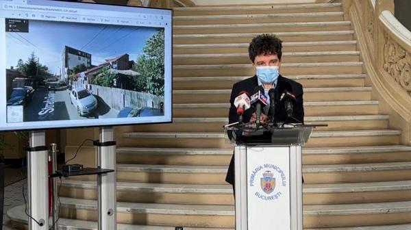 Nicuşor Dan susţine o declaraţie de presă la Primăria Capitalei