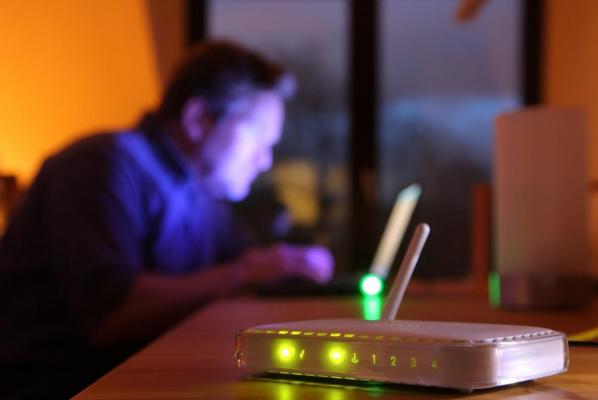 Un tată bine intenționat a lăsat un întreg oraș fără internet și telefonie mobilă, timp de câteva nopți, în Franța