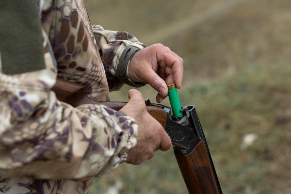 Un bărbat din Timiș, candidat pentru obținerea permisului de vânătoare, a fost împușcat din greșeală chiar în ziua cea mare