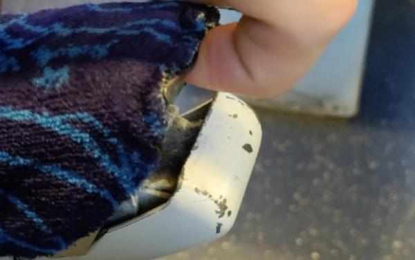 Un telespectator ne-a trimis imagini cu un scaun rupt dintr-un tren care face legătura între Buzău şi Constanţa