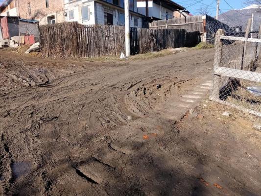 Strazi pline de noroi într-un cartier din Lupeni. Localnicii sunt nemulţumiţi: "Trebuie să cărăm copiii în braţe când merg la şcoală"