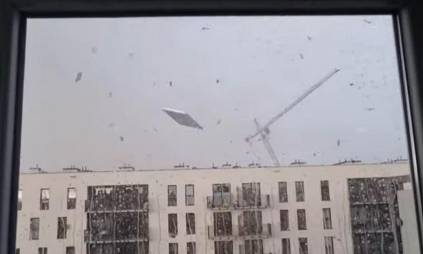 Momentul în care furtuna Eunice doboară o macara și ucide doi muncitori, în Polonia