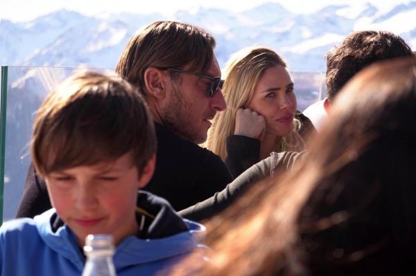 Presa italiană anunţă că Francesco Totti şi Ilary Blasi se pregătesc de divorţ. Cei doi sunt împreună din 2002 şi au 3 copii