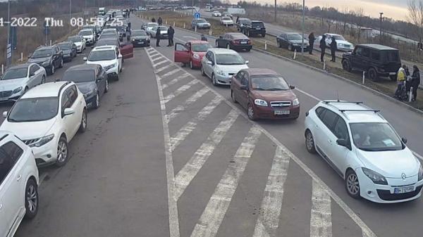 Cozi uriașe de mașini la intrarea în Moldova dinspre Ucraina. Sute de oameni așteaptă la punctul de trecere Palanca